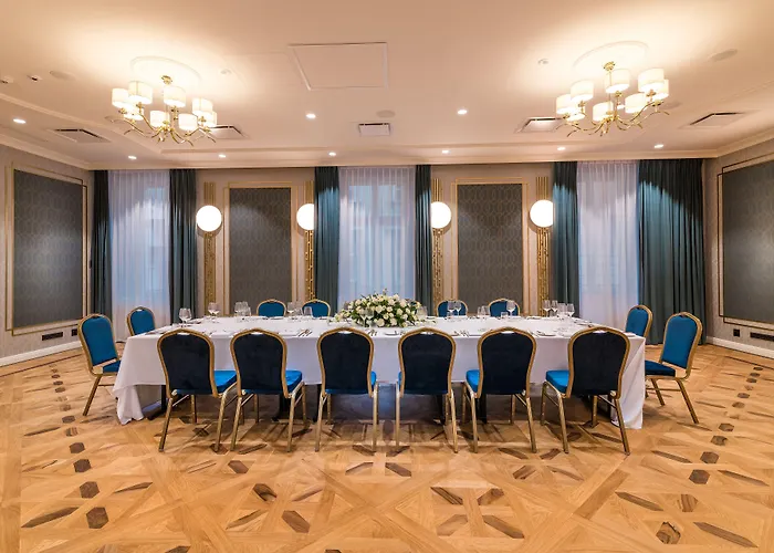 Saski Curio Collection By Hilton