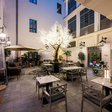 Saski Curio Collection By Hilton