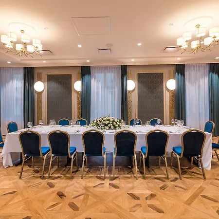 Saski Curio Collection By Hilton