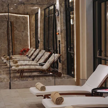 Готель Saski Curio Collection By Hilton