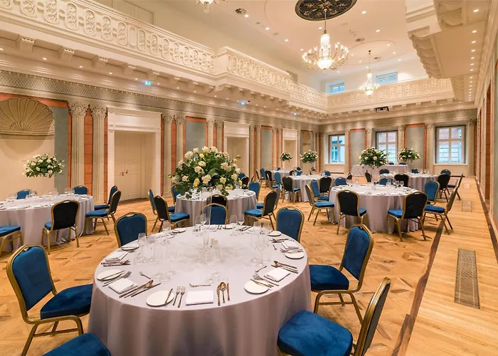 Saski Curio Collection By Hilton