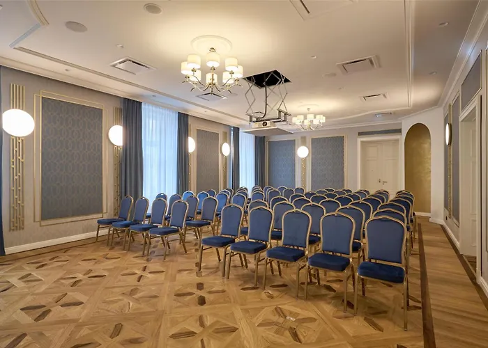 Saski Curio Collection By Hilton