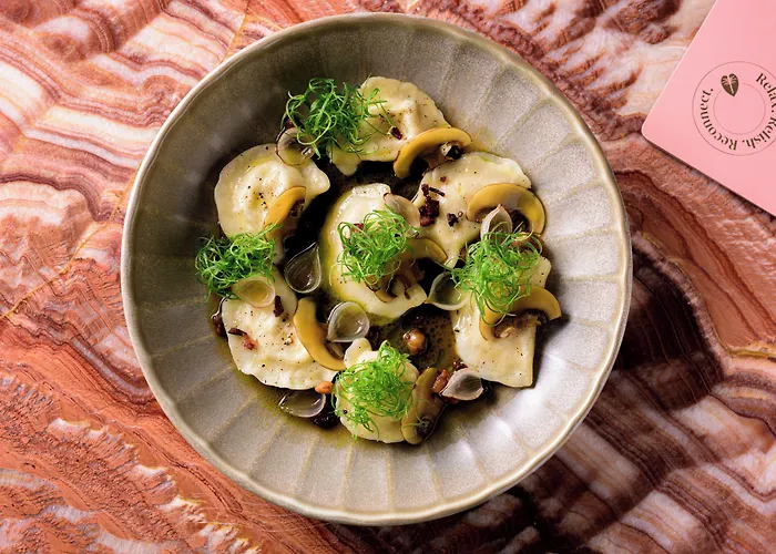 Saski Curio Collection By Hilton